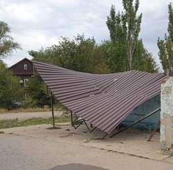 В Астрахани подростки разрушили остановку