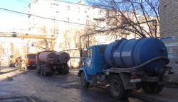 В многоквартирном доме в Астрахани устраняют коммунальную аварию