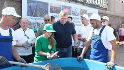 В Астрахани в честь Дня эколога выпустили в Волгу 300 осетрят