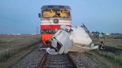 В Астраханской области грузовик врезался в пассажирский поезд