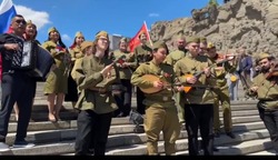 Астраханские артисты исполнили «Катюшу» на Мамаевом кургане