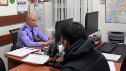 В Астрахани основатель МФО вымогал деньги у девушки должника