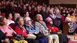Для астраханских ветеранов состоялся концерт «Песни нашей Победы. Связь поколений»
