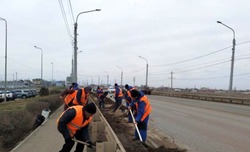 В Астрахани ведётся уборка прибордюрных частей дорог