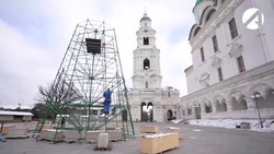 В Астраханском кремле устанавливают 20-метровую ёлку