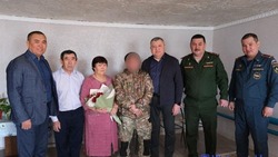 Руслан Бисенов посетил астраханского героя спецоперации
