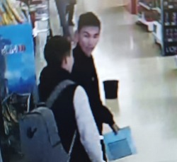Астраханская полиция ищет мужчину, использовавшего чужую банковскую карту