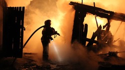 В Астрахани ночью сгорели три соседних дома