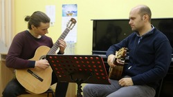 Преподаватель Гнесинки проводит мастер-классы для астраханских гитаристов