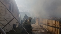 В Советском районе Астрахани тушат крупный пожар