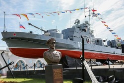 В Астрахани в День ВМФ открыли Аллею Российской Славы