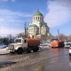В Астрахани у храма Святого Владимира разлилась канализация