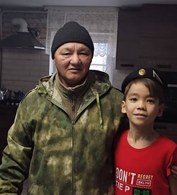 Астраханский боец встретился с написавшим ему письмо мальчиком
