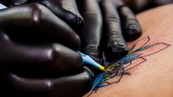 Татуировки мешают астраханцам устроиться на работу