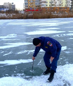 Астраханцев предупреждают о тонком льде на водоёмах