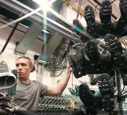 Астраханский обувной завод расширяет производство благодаря господдержке