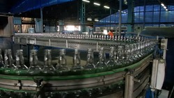 Астраханский завод стеклотары возобновляет работу после восьмилетнего перерыва
