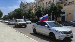 Автоколонна с триколором проехала по Астрахани в День России