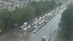 Из-за непогоды в Астрахани образовались многочисленные пробки
