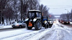 Последствия снегопада в Астрахани ликвидируют более 450 коммунальщиков