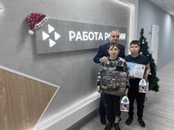 Глава астраханского агентства по занятости населения поздравил с Новым годом двух братьев