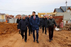 Астраханский министр посетил строящийся детский сад