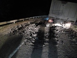 Полицейские установили обстоятельства повреждения дороги в Астраханской области