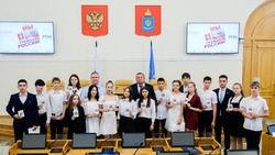 Председатель Думы Астраханской области вручил паспорта 16 школьникам