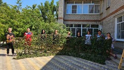 Астраханские школьники продолжают плести масксети для бойцов СВО