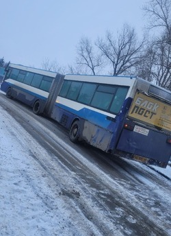 В Саратове водитель автобуса опаздывал на обед и высадил всех пассажиров