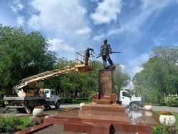 Коммунальные службы моют памятники в Астрахани