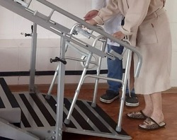 В больнице имени Кирова после замены суставов больных заново учат ходить