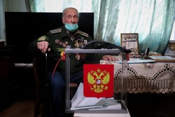 Астраханский ветеран ВОВ Дмитрий Яренко проголосовал за кандидата в президенты на дому