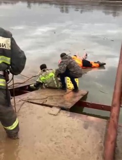 Астраханские спасатели помогли провалившимся под лёд мужчинам