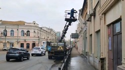 В Астрахани моют фасады и красят мосты