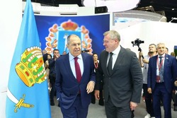 Стенд Астраханской области на ПМЭФ посетил министр иностранных дел России