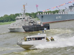 Председатель облдумы поздравил астраханских моряков с Днём ВМФ