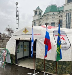 135 астраханцев посетили пункт отбора на службу на выставке техники СВО