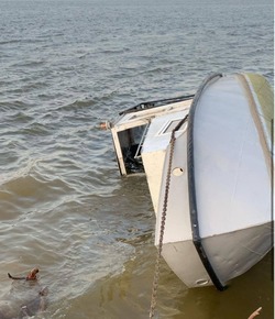 После столкновения двух судов в Волгу вылились горюче-смазочные материалы
