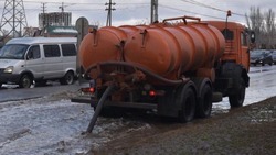 В связи с непогодой на дороги Астрахани вывели спецтехнику 