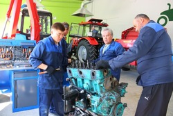 Астраханцы бесплатно осваивают профессию тракториста