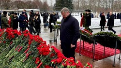 Игорь Бабушкин почтил память жертв блокады Ленинграда на Пискарёвском кладбище