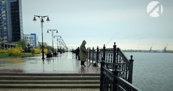 В Астрахани рыбачат даже под дождём