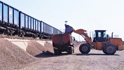 Началась выгрузка первых 800 тонн щебня для строительства Восточного обхода Астрахани