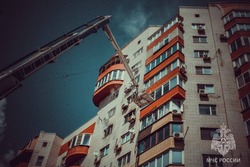 В Астрахани полыхает квартира в многоэтажном доме на улице Барсовой 