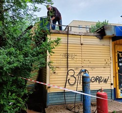 В Астрахани продолжают демонтировать нелегальные киоски