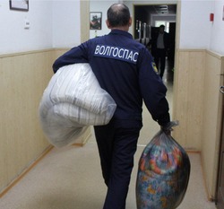 Астраханки передали тёплые вещи своим мужьям на фронт