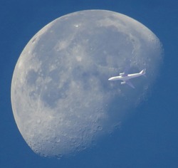 Астраханка засняла полёт гражданского самолёта на фоне Луны