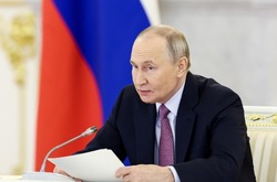 Президент России предложил повысить доступность такси для семей с детьми