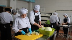 Астраханские студенты поддержали бойцов СВО домашней едой